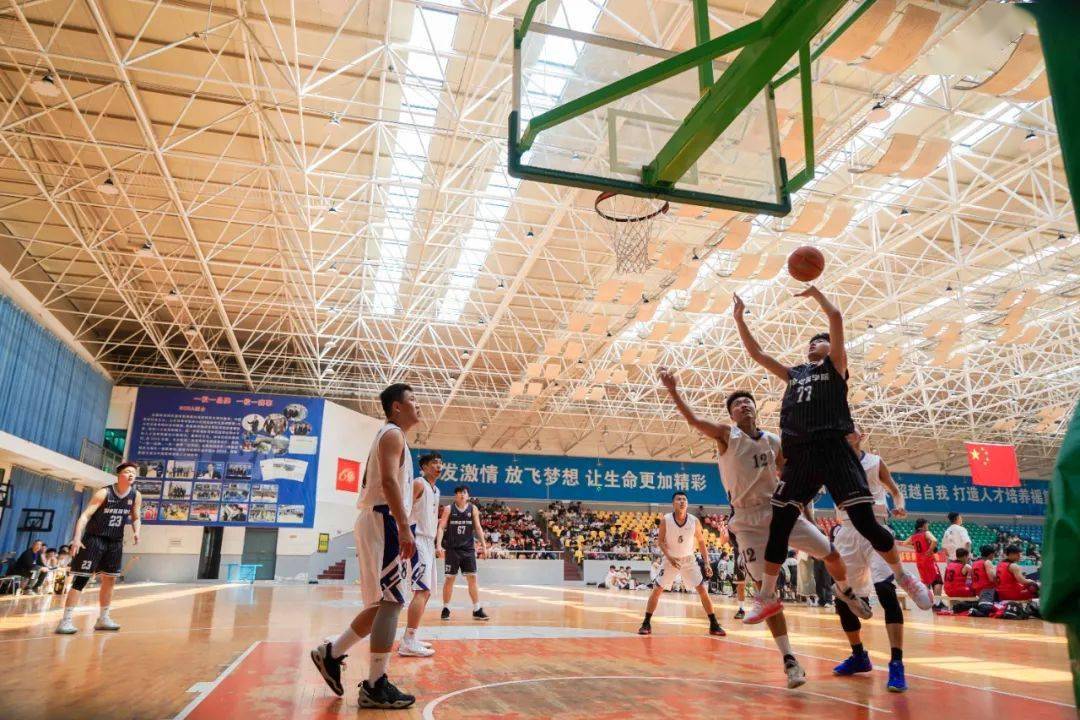 大学生参加篮球比赛全情投入，精神值得称赞